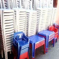 mesas e cadeira plasticas