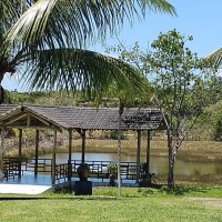quiosque em frente a lagoa