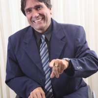 Paulo Lima  msico profissional h 30 anos, bacharel em Direito e palestrante.