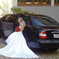 Chauffeur dos noivos ( no casamento civil, religioso e o deslocamento para o salo das festividades 