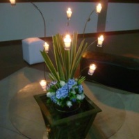 Castial com velas e flores