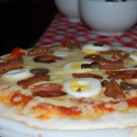 Pizza de bacon com ovos