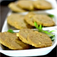Cookies integrais de queijo com ervas finas, saborosos e crocantes.