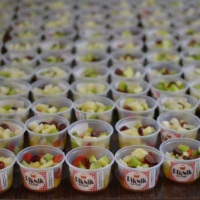 Saladas de frutas preparadas no dia do seu evento! Uma delcia.