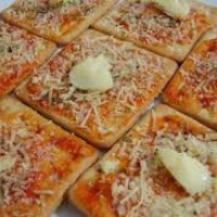 Pizza de formato quadrado nos tamanhos de 10 cm, com as mesmas opes de sabores