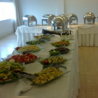 ALMO�O COM VARIEDADE DE SALADAS