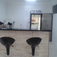 Cozinha equipada com freezer e geladeira