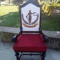 Cadeira personalizada com o logo do Curso