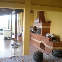 AREA CHURRASCO FOGAO E FORNO LENHA BAFO E CHURRASQUEIRA 110MW C/02 BANHEIROS
