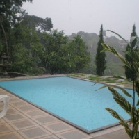 PISCINA MUITO BOA PARA DIVERTIR MUITO VERAO FICA QENTE POIS ELA E 5 X 3M X1,30M