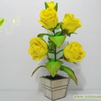 Arranjo de Flores Rosas Amarelas em EVA