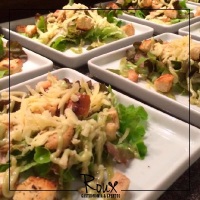 Salada Caesar com nosso molho especial Roux e croutons de po artesanal.