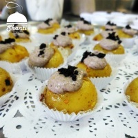 Batatinha recheada coroada com caviar de azeitona preta