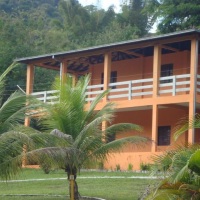 Casa com dois pavimentos.