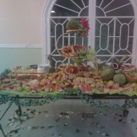 mesa de frutas e frios