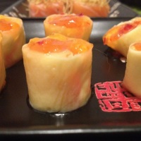 Tamago roll: roll recheado de salmao e kampio enrolado em finisimo omelette japons.