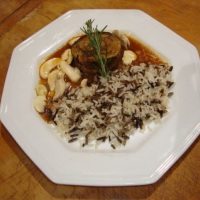 Fil� ao molho de cogumelos e arroz selvagem