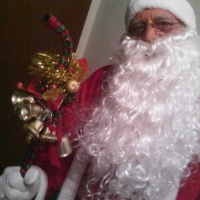 na noite de natal Kero kero vira papai Noel.