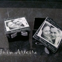 Caixa para bem casado personalizada com foto e nome dos noivos.