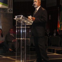 Tlio Pinho no palco do evento tico em Florianopolis SC
