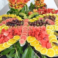 Mesa de frutas borboleta na opo buffet de churrasco.