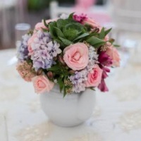 ARRANJO COM FLORES NATURAIS OU ARTIFICIAIS (A CRITÉRIO) PARA CENTROS DE MESAS EM EVENTOS