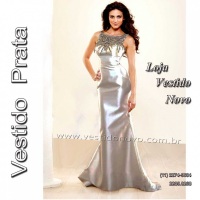 Vestido sereia, na cor prata com muita pedraria no peito
Loja especializada em vestidos de festa de