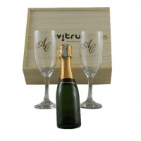 Conjunto com 02 taas de Champagne personalizadas com iniciais do casal e uma garrafa de Chandon Bab