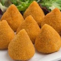 Deliciosas coxinhas tamanho festa.
Cento congelada: R$ 35,00.
Cento frito: R$ 40,00.