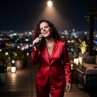 Temos cantoras/cantores, bandas e atrações como comediantes para animar sua festa. Clientes de event