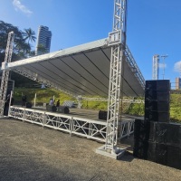 Palco Stage 8x6 com cobertura em uma Lona